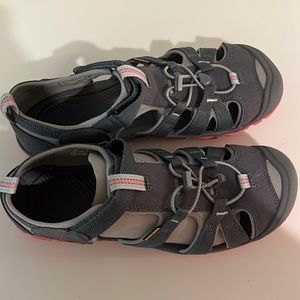 Brand new Womens 7 Keens